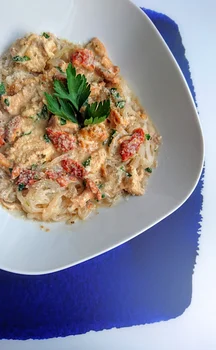 Makaron z kurczakiem, kurkami i suszonym pomidorem
