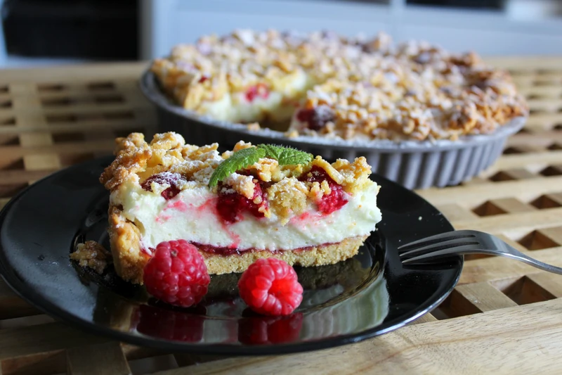 Tarta Biały Puch z malinami