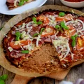 Pizza na kalafiorowym cieście z szynką długo dojrzewającą i serem