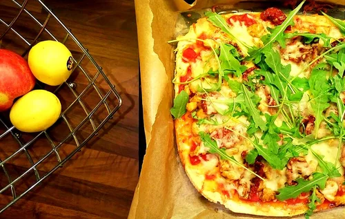 Domowa Pizza z piersią z kurczaka oraz suszonymi pomidorkami