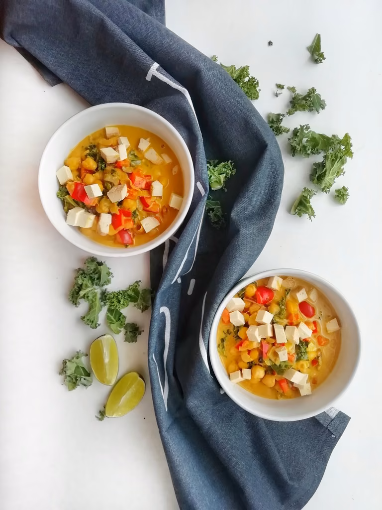 ZUPA KOKOSOWA Z TOFU I CIECIERZYCĄ