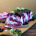 Semifreddo z czarną porzeczką