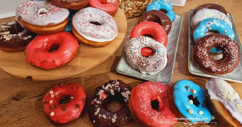 Amerykańskie donuts z lukrem