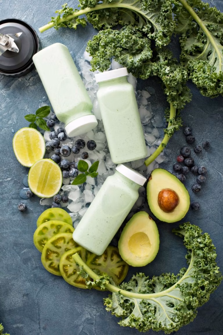 ZIELONE SMOOTHIE Z AWOKADO I JARMUŻEM