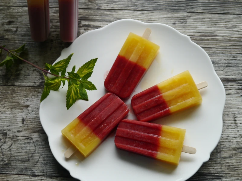 Lody truskawkowo-pomarańczowe na patyku