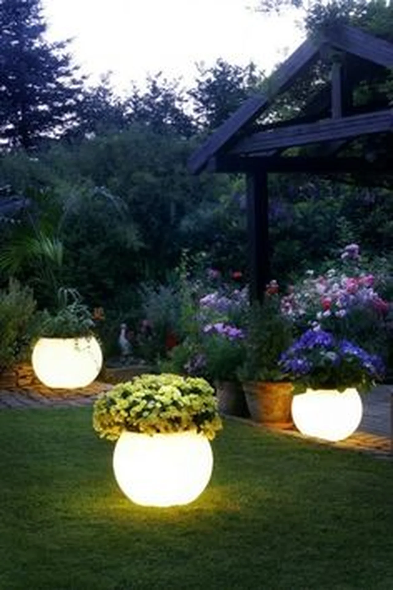 Podświetlane doniczki w ogrodzie