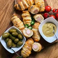 Deska przekąsek, parówki w cieście francuskim