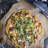 Cieniutka pizza z karmelizowaną cebulką
