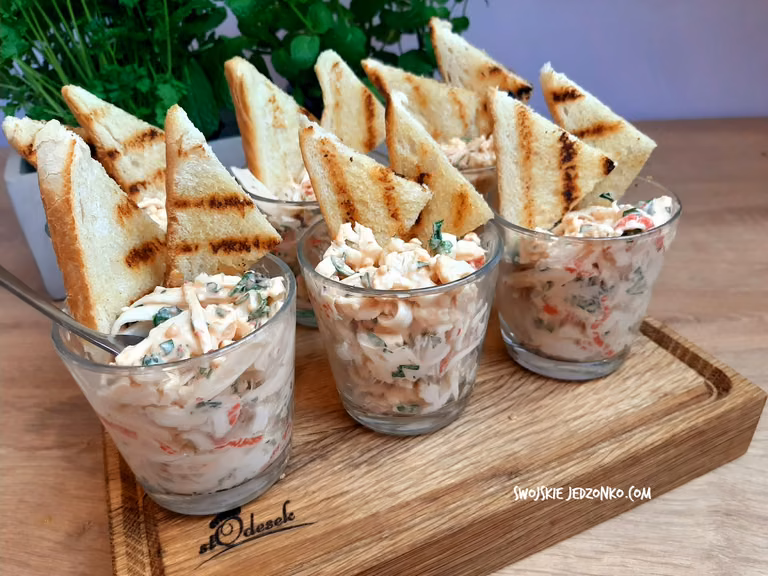 Szybka sałatka z paluszkami surimi i grzankami