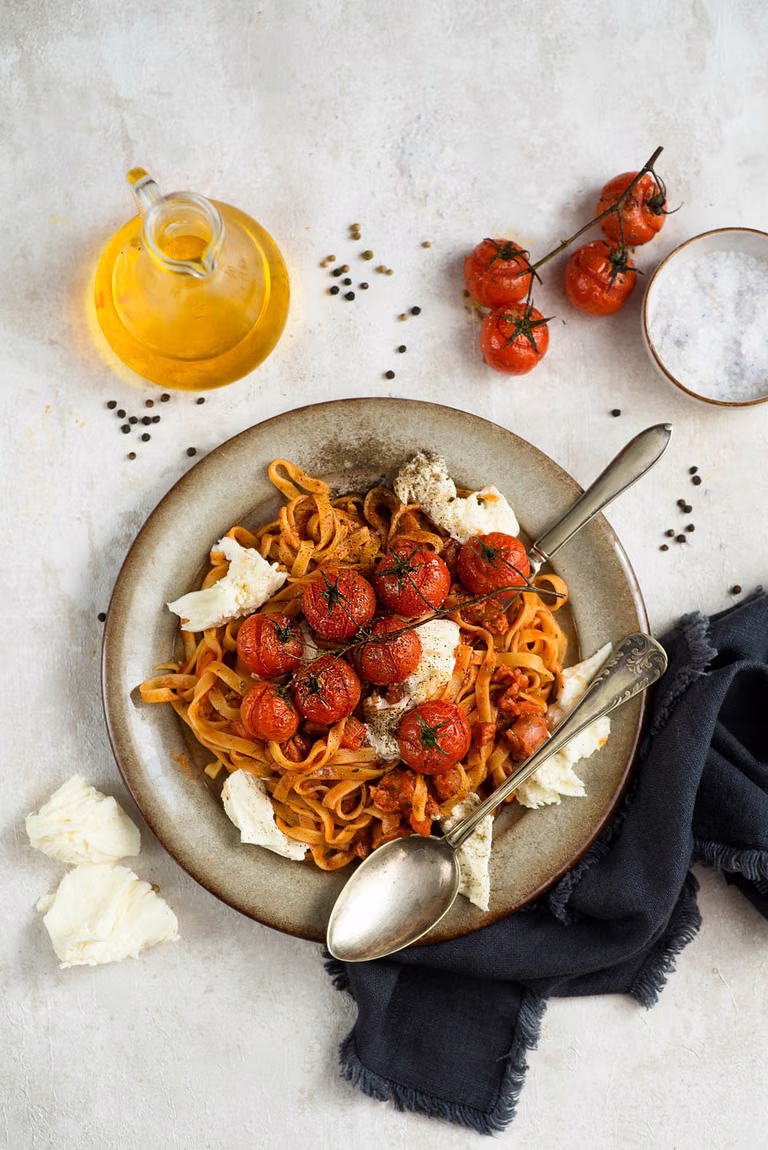 Makaron z sosem pomidorowym i kiełbaskami, mozzarellą i pieczonymi pomidorkami