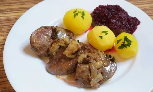 Wątróbki drobiowe z jabłkiem i cebulą
