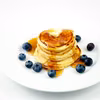 KLASYCZNE PANCAKES Z JAGODAMI I SOSEM KLONOWYM
