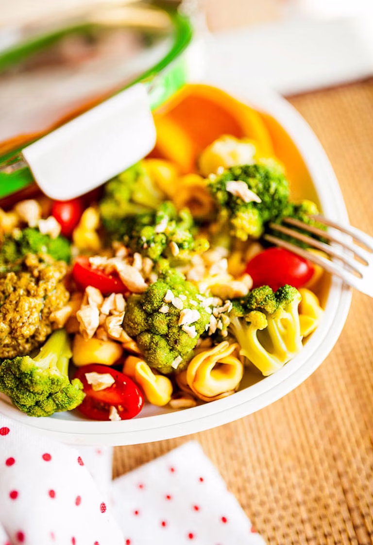 Sałatka lunchowa z tortellini i brokułami