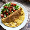 Omlet z serem i pieczarkami