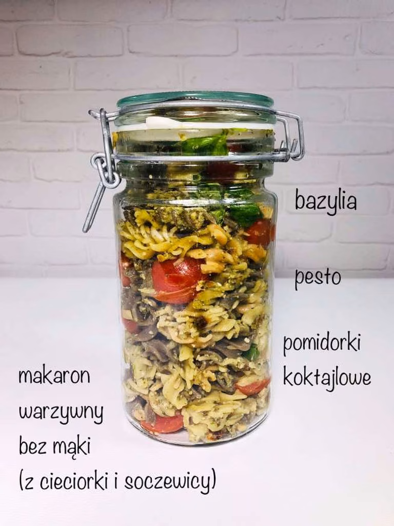 CZWARTEK: SYCYLIJSKA PASTA Z PESTO Z RODZYNEK, KAPARÓW I MIGDAŁÓW