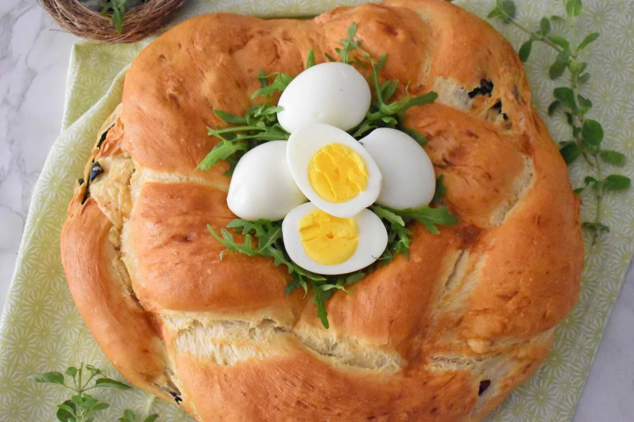 Wielkanocny chleb z trzema nadzieniami: serem, suszonymi pomidorami i oliwkami