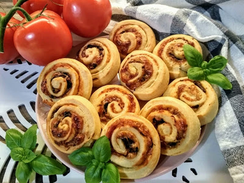 Ślimaczki drożdżowe z pieczarkami, serem i salami