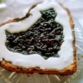 Kruchy mazurek porzeczkowo-migdałowy z lukrem