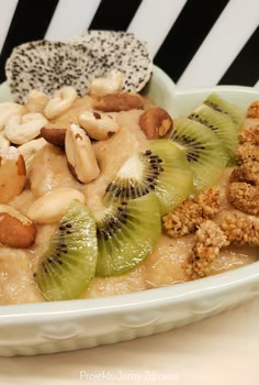 Smoothie bowl - alternatywa dla owsianki pełna zdrowia [przepis]