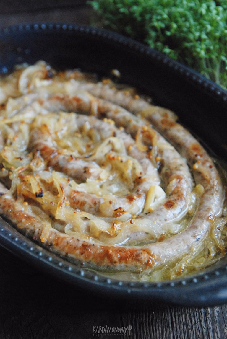 Biała kiełbasa pieczona z cebulą w sosie miodowo-musztardowym