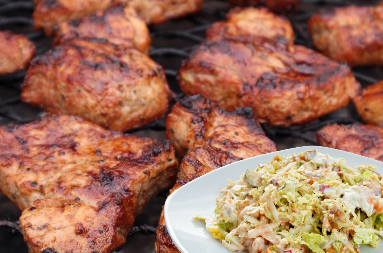 Idealna surówka do karkówki? Posiekaj te 3 warzywa i zapomnij o kupnych dodatkach!