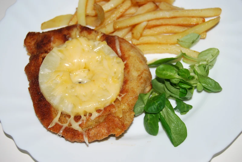 Kotlet schabowy zapiekany z ananasem
