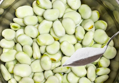 Dodaj jedną łyżeczkę do BOBU! Ten trik skróci czas gotowania i zachowa piękny kolor