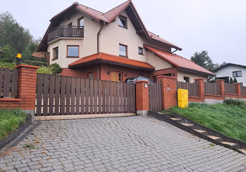 Uwaga na takie dekoracje przed posesją! Właściciele domów mogą płacić nawet 1 tys. zł grzywny dziennie