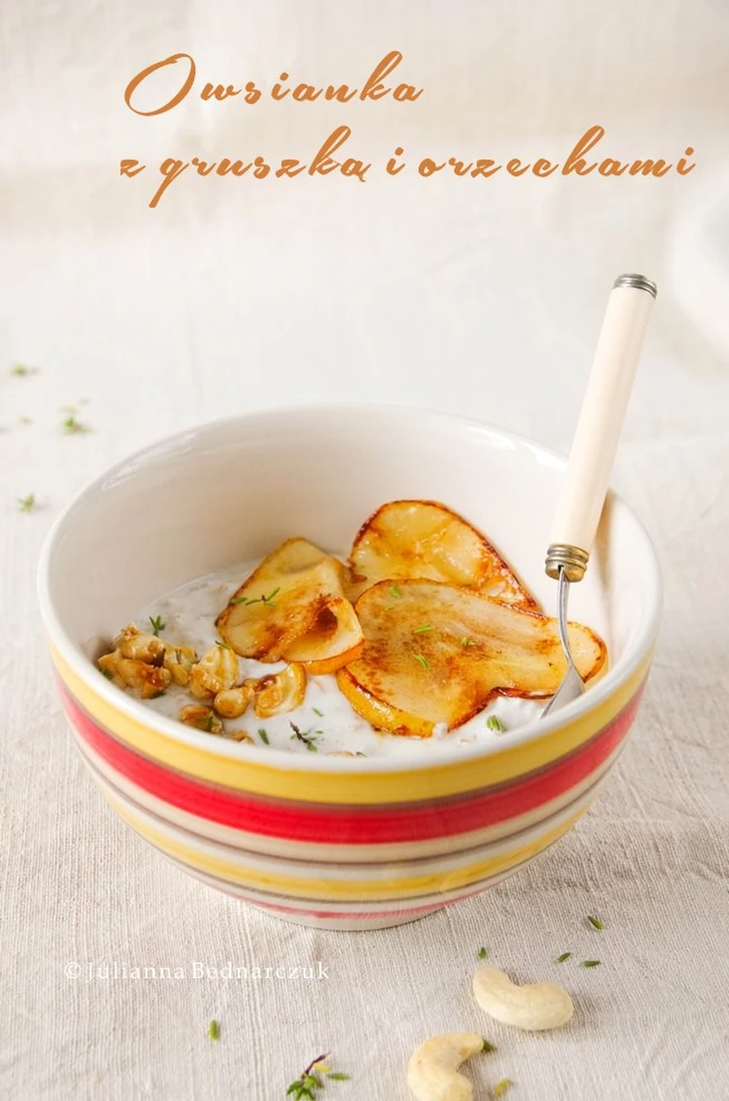 Nocna owsianka z karmelizowaną gruszką i orzechami