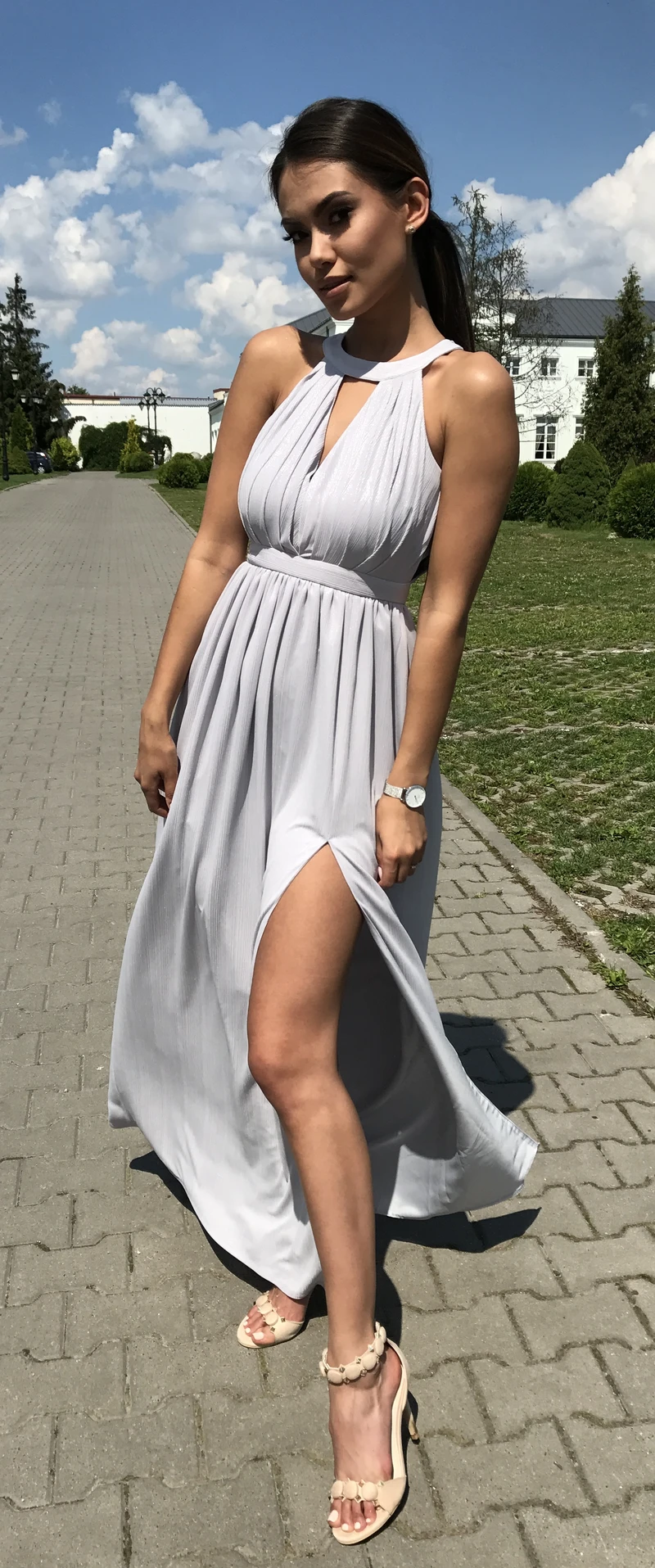 Szara długa suknia na wesele