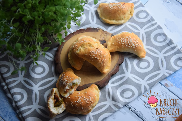 PIECZONE PIEROŻKI DROŻDŻOWE Z KABANOSEM, SUSZONYM POMIDOREM, KUKURYDZĄ I MOZZARELLĄ