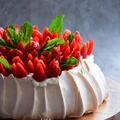 Beza Pavlova - tort bezowy z truskawkami