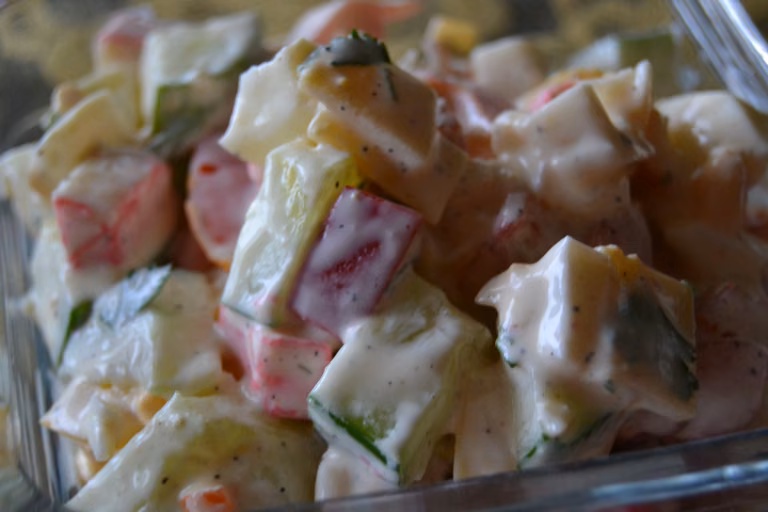 Sałatka z paluszkami Surimi