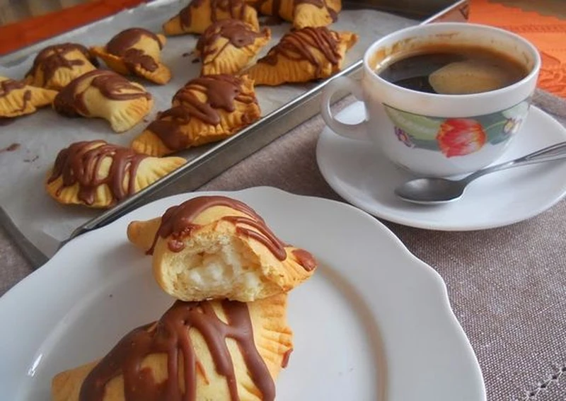Drożdżowe pierożki z budyniem i czekoladą