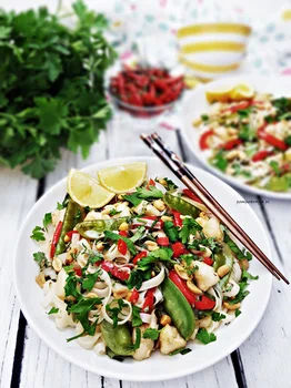 MAKARON RYŻOWY Z KURCZAKIEM I GROSZKIEM CUKROWYM