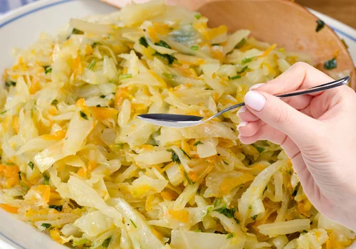 Dodaj ten jeden składnik do młodej kapustki! Prosta czynność zagwarantuje idealny smak