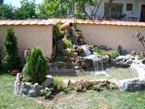 Cudna fontanna w ogrodzie