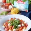 Tagliatelle w pomidorowym sosie z prosciutto, pomidorkami koktajlowymi i mozzarellą