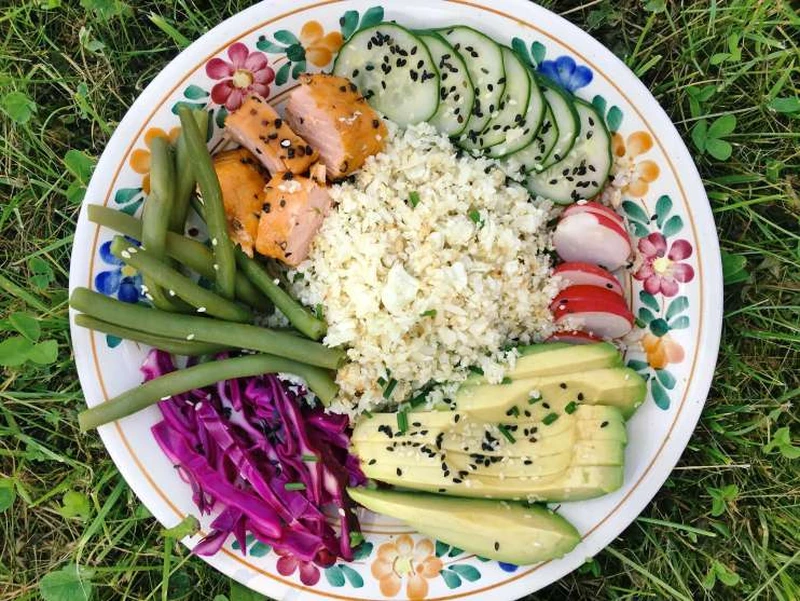 PONIEDZIAŁEK: POKE BOWL – HAWAJSKA SAŁATKA WARZYWNA