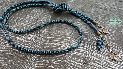 Lariat, naszyjnik z koralików.