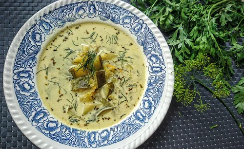 Zupa z ogórków małosolnych i cukinii