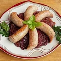 Biała kiełbasa na karmelizowanej czerwonej cebuli