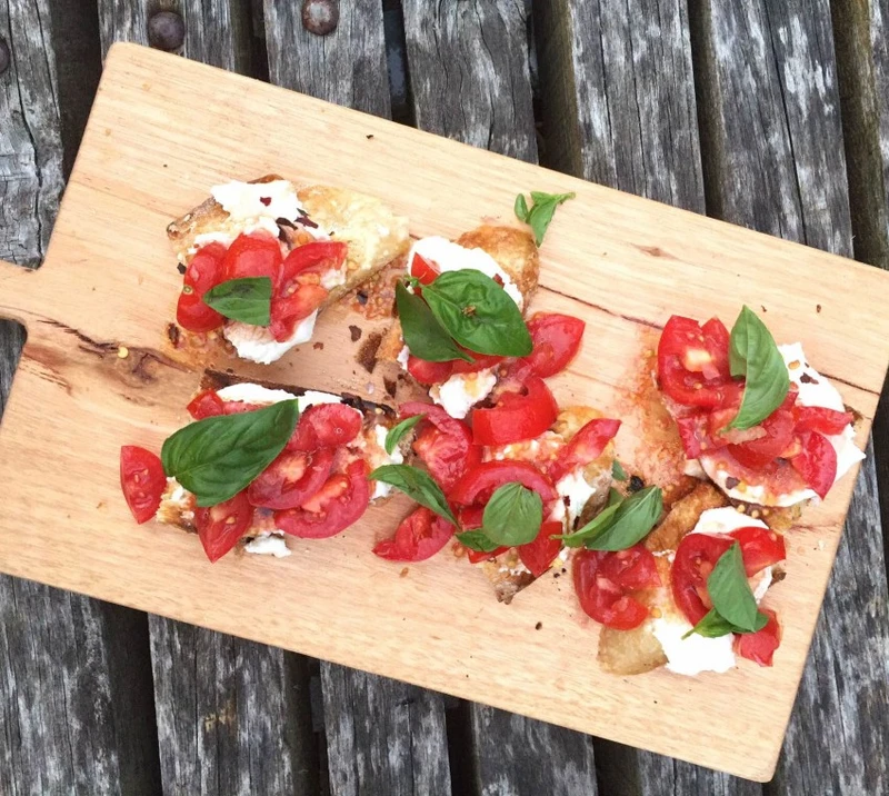 TOSTY Z POMIDORAMI I SEREM MOZZARELLA
