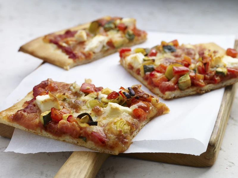 Ekspresowa pizza z ziołowym sosem bolońskim i serem feta w 20 minut
