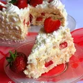 Tort kokosowa beza z truskawkami