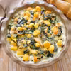 Gnocchi zapiekane ze szpinakiem, wędzonym łososiem i beszamelem