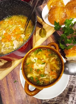Zupa z warzyw i mięsa rosołowego a 'la flaki