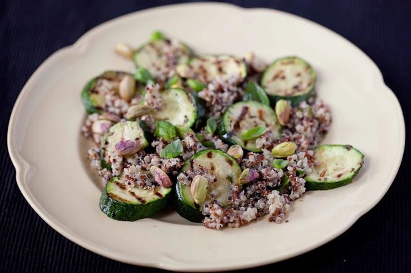 Sałatka z cukinią i kaszą quinoa