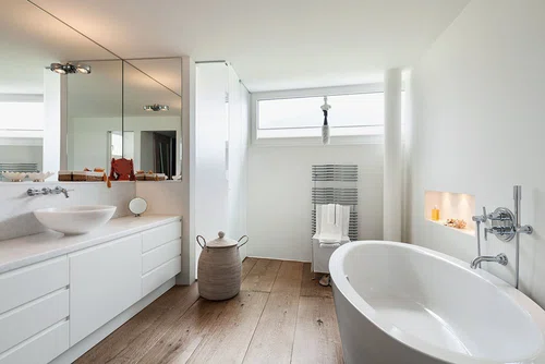 Piękna nowoczesna łazienka z dodatkiem drewna