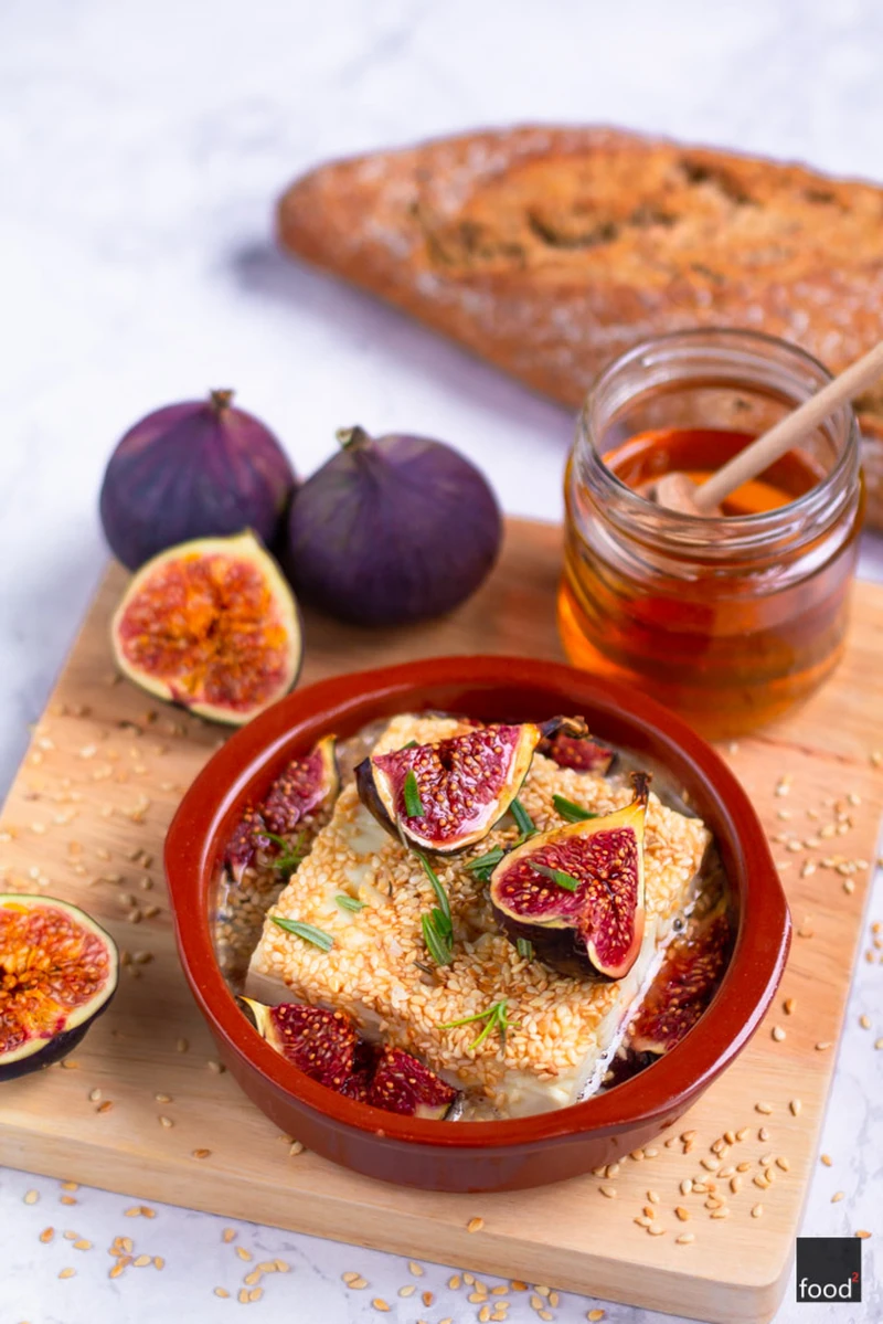 Feta pieczona z miodem, sezamem i figami